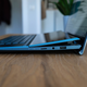 El ordenador tiene un buen surtido de puertos: jack de 3,5mm, lector de tarjetas MicroSD y USB 3.2 en un lado; y dos puertos Thunderbolt 4 y un HDMI en el otro.